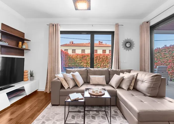 Luxury New Apartment With Private Garden Near The Beach!