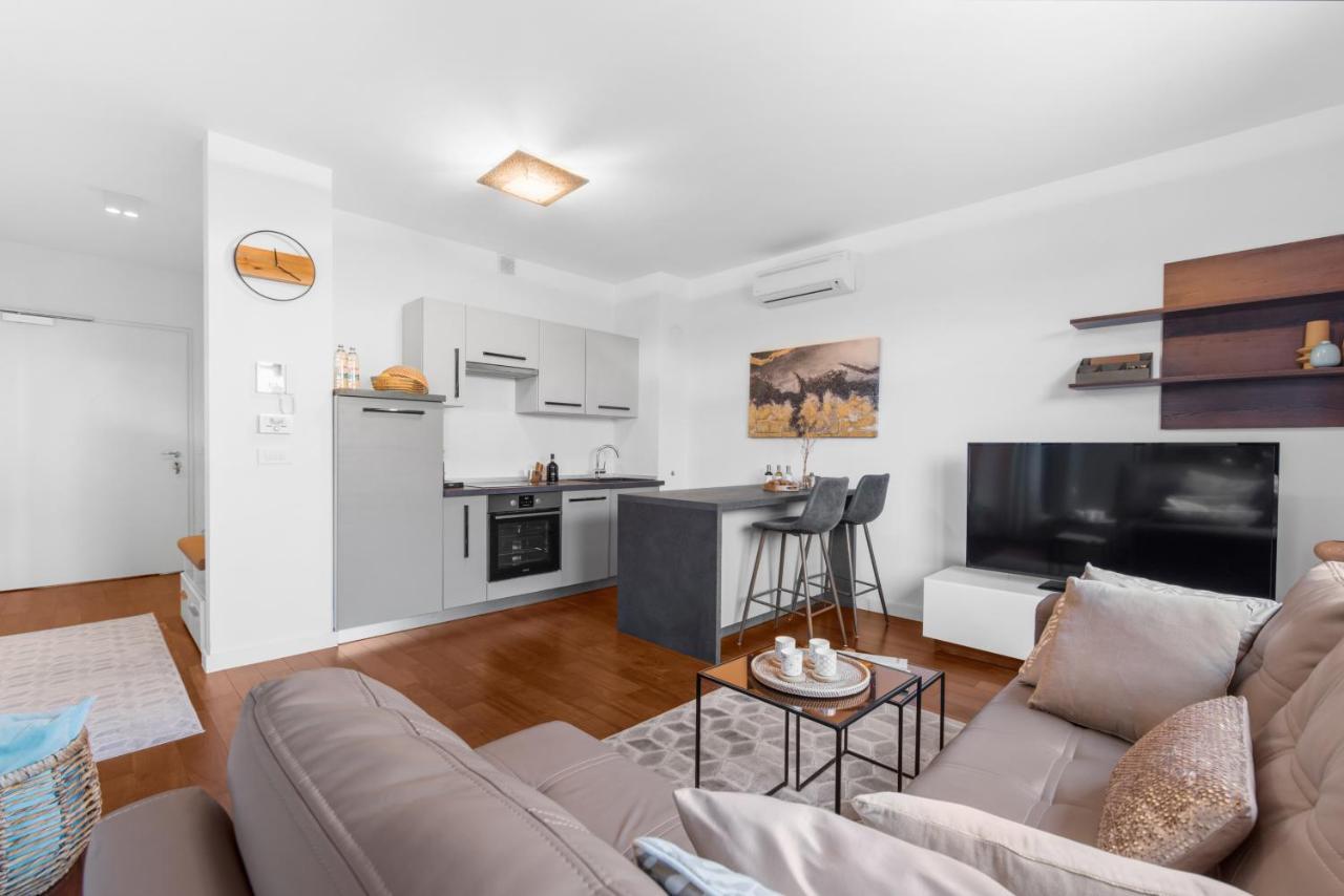 Apartment Luxury New With Private Garden Near The Beach! *