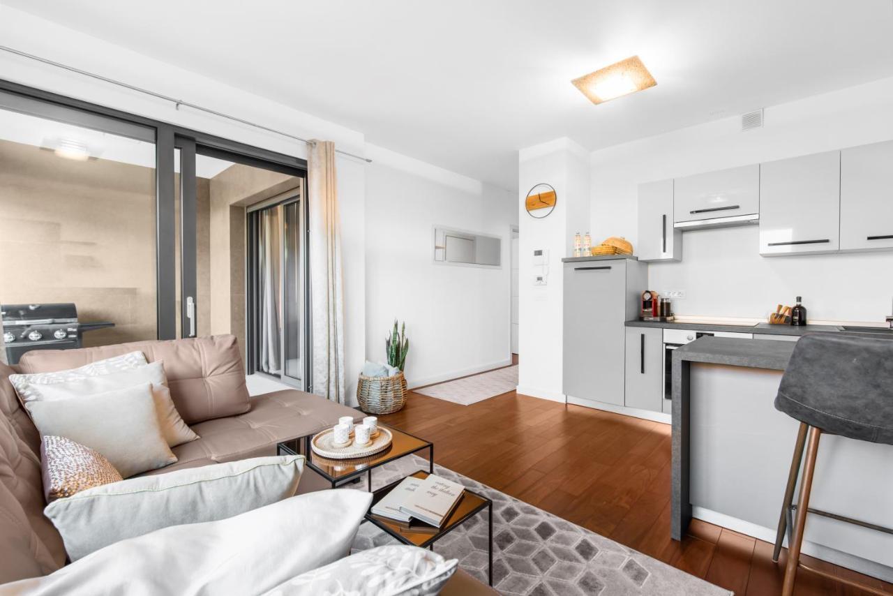 Luxury New With Private Garden Near The Beach! Apartment *